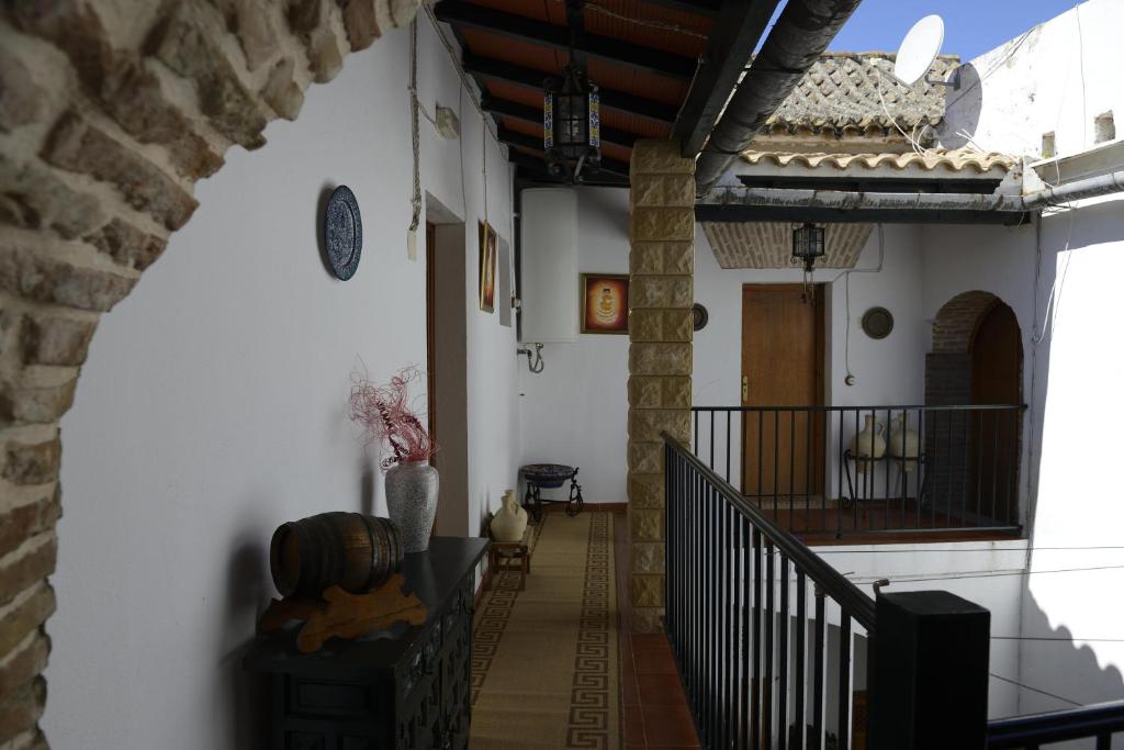 un pasillo de una casa con escalera en Casa Rural Las Cadenas del Cananeo en Arcos de la Frontera
