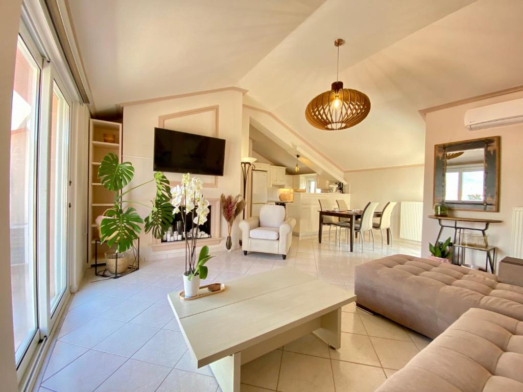 uma sala de estar com um sofá e uma mesa em Valeria's Apartment em Argostólion