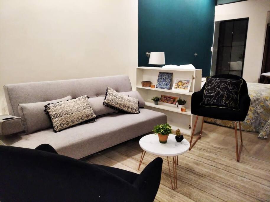 een woonkamer met een bank en een stoel bij Estudio Industrial in Huancayo