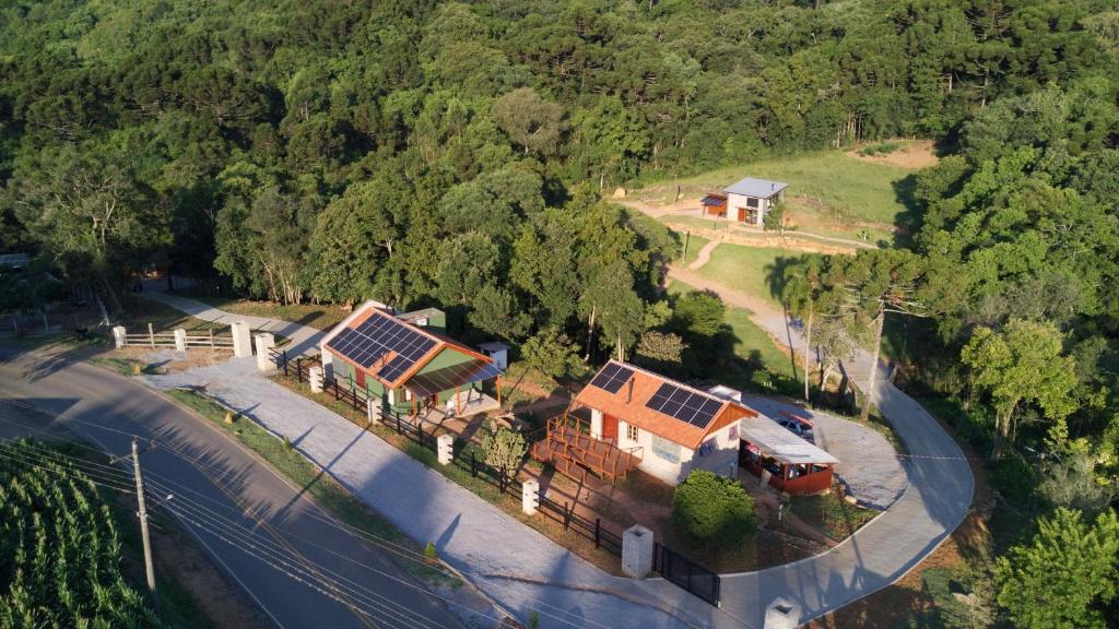 uma vista aérea de uma casa com painéis solares em L'esperienza - Pousada Butique - Ecoturismo em Nova Petrópolis