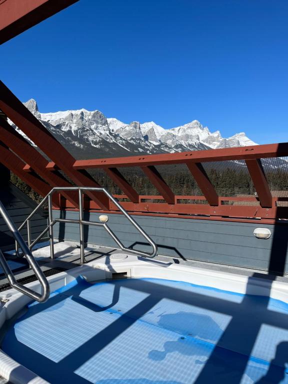 uma vista para as montanhas a partir do convés de um barco em Wanna get away this summer em Canmore