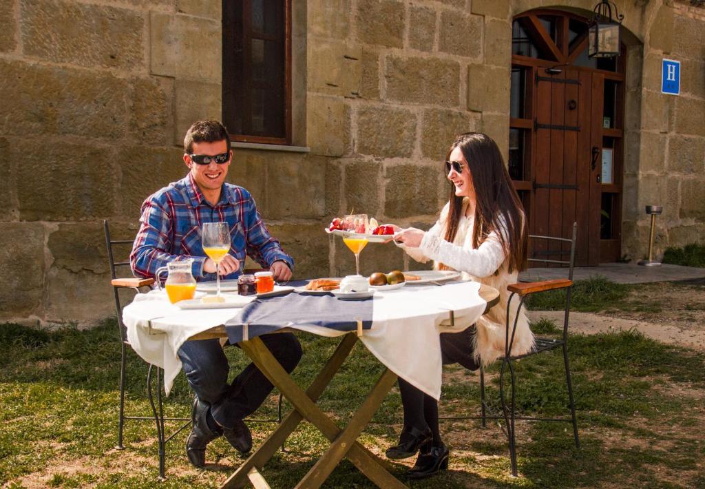 Nápoje v ubytování Hotel Boutique Bodegas De Arnes - Adults Only