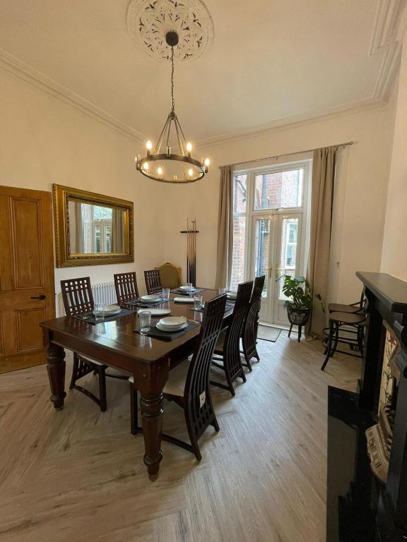 Posezení v ubytování Fayhomes West Midlands Luxury Late 1800 Property
