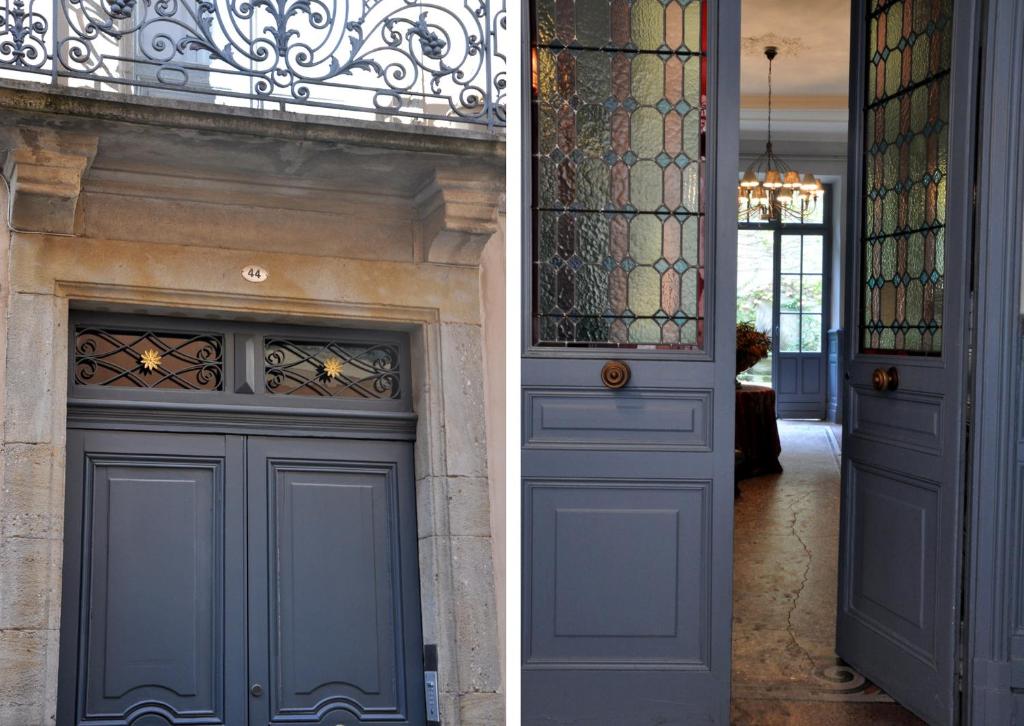 dos fotos de una puerta y una ventana en Suite Voltaire, en Carcassonne