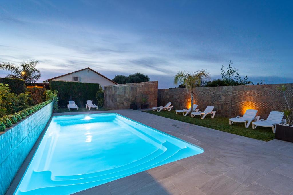 a swimming pool in the backyard of a house at Apartamento Jibazahora B5 in Zahora
