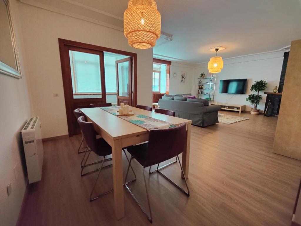 A television and/or entertainment centre at Céntrico, 100 metros de la playa, reformado,163 m2
