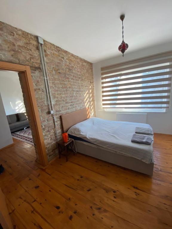 - une chambre avec un lit et un mur en briques dans l'établissement Sokullu hill, à Istanbul