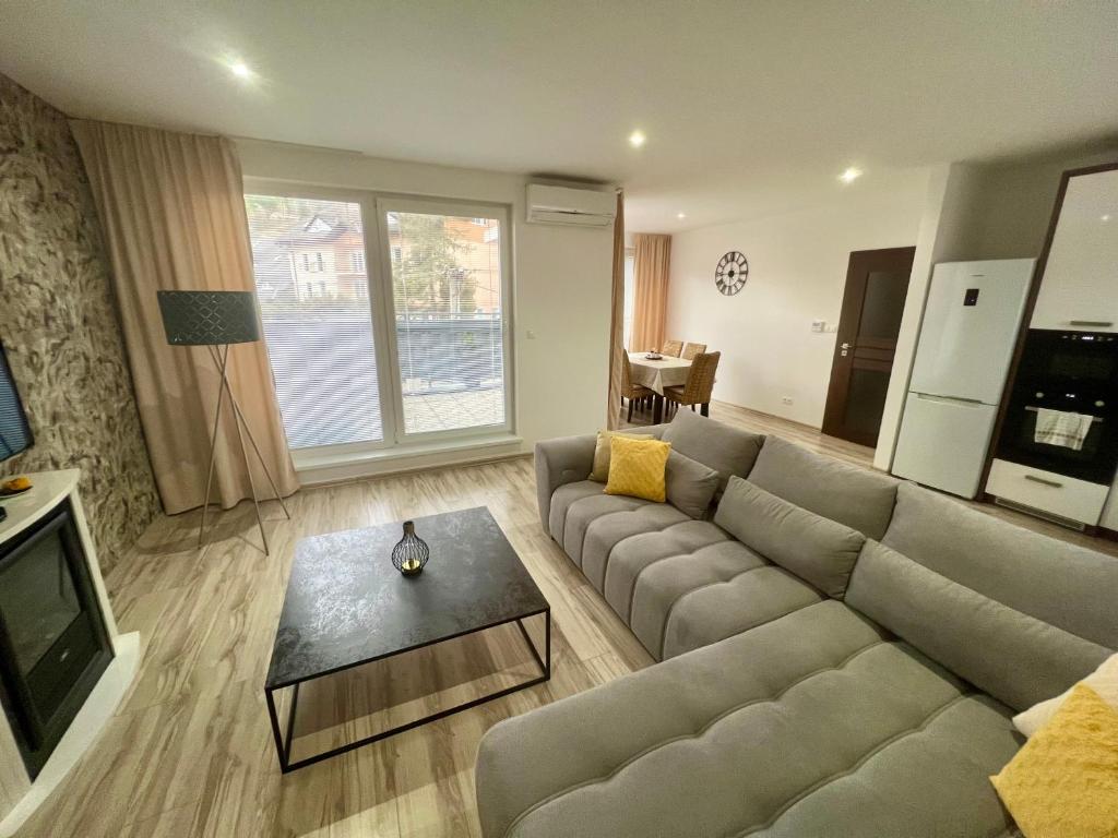 - un salon avec un canapé et une télévision dans l'établissement Apartman De lux 85m2, à Bojnice