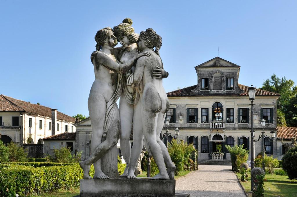 a statue of three women in front of a building at Villa Navagero Erizzo - Ca' Rocchetto 2 in Rovarè