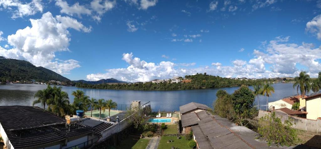 a view of a body of water with houses and trees at Hotel Pousada Icaraí in Poços de Caldas