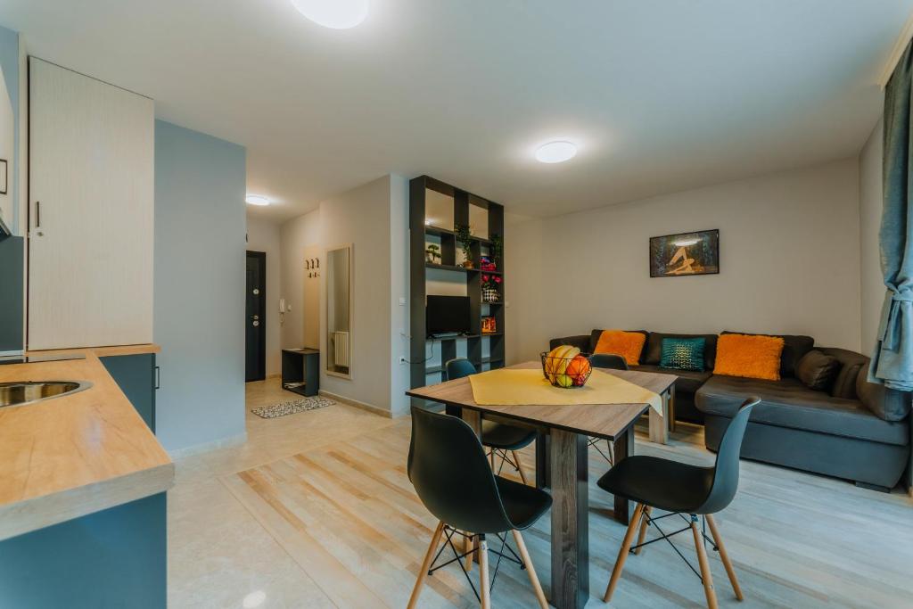 una cucina e un soggiorno con tavolo e sedie di Lemy Lux Apartments a Velingrad