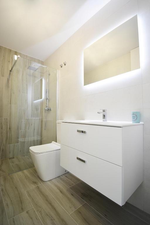 Kúpeľňa v ubytovaní Chalet de playa con piscina en As Sinas