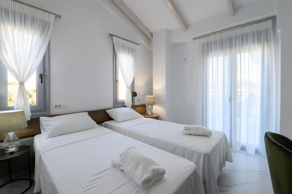 Кровать или кровати в номере Momento Luxury Apartments walking distance from the beach
