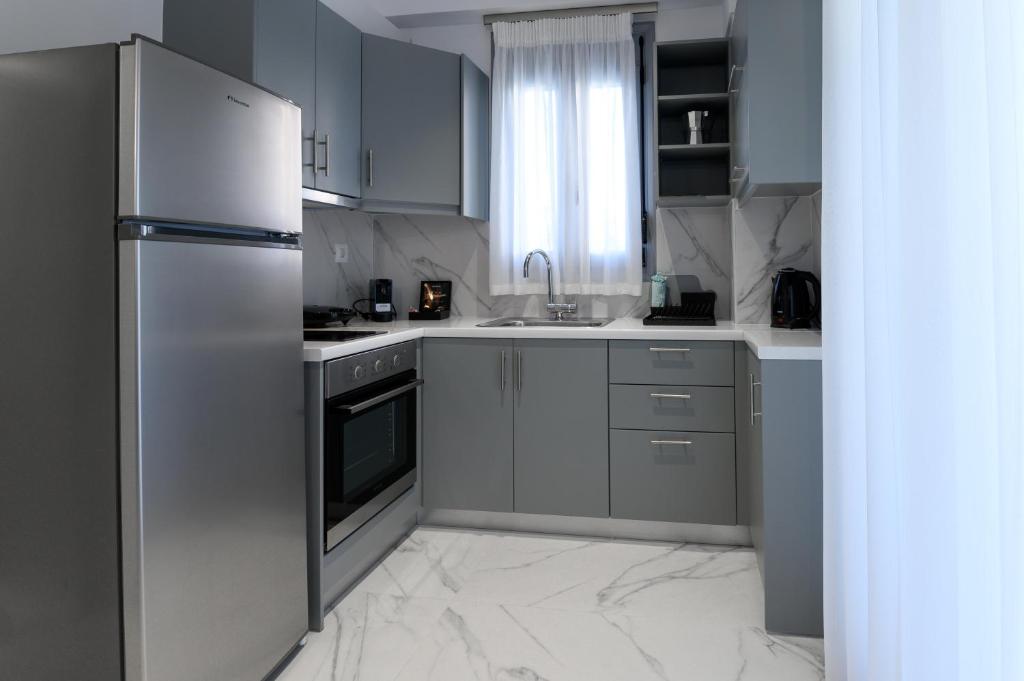Кухня или мини-кухня в Momento Luxury Apartments walking distance from the beach

