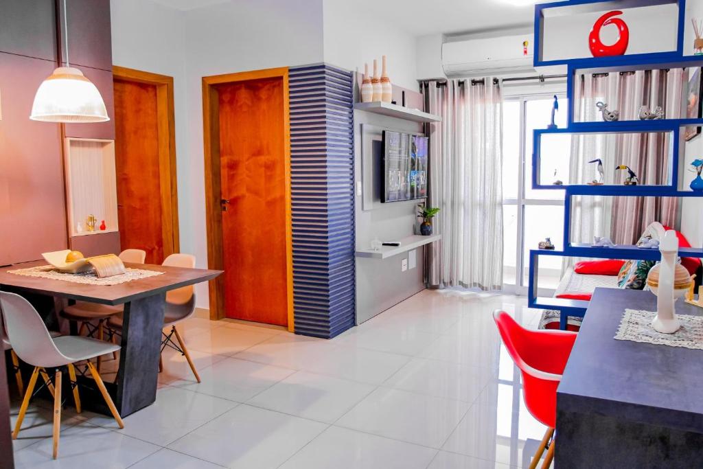 uma cozinha e sala de jantar com mesa e cadeiras em Um plus na sua acomodação - LOFT FELAU em Cuiabá
