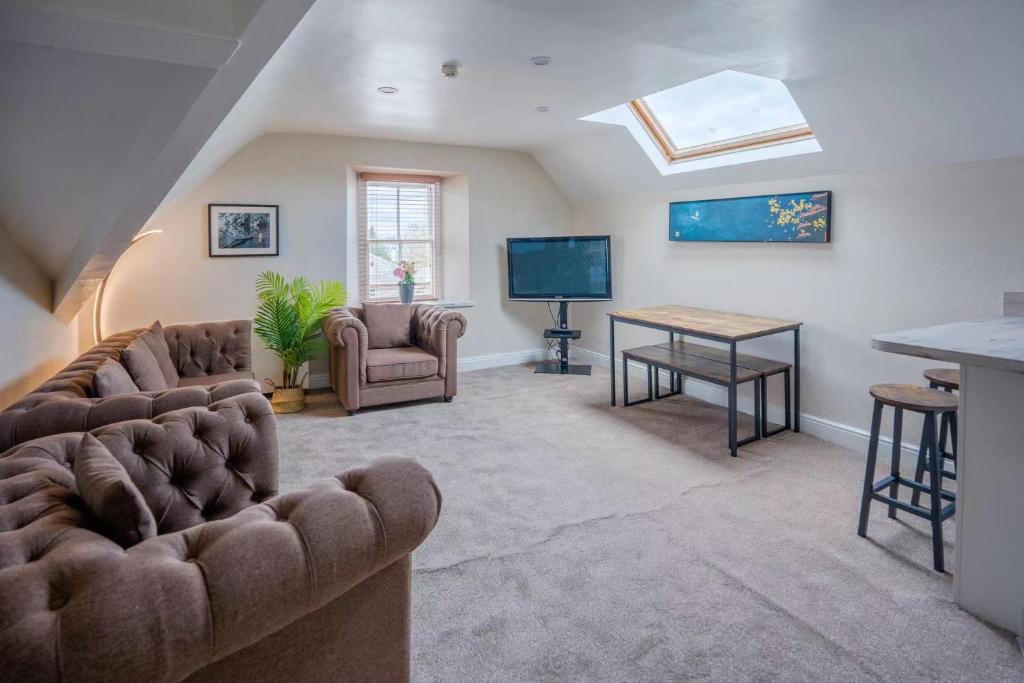 un salon avec un canapé et une table dans l'établissement WV Top Flat Bowness Center, à Bowness-on-Windermere