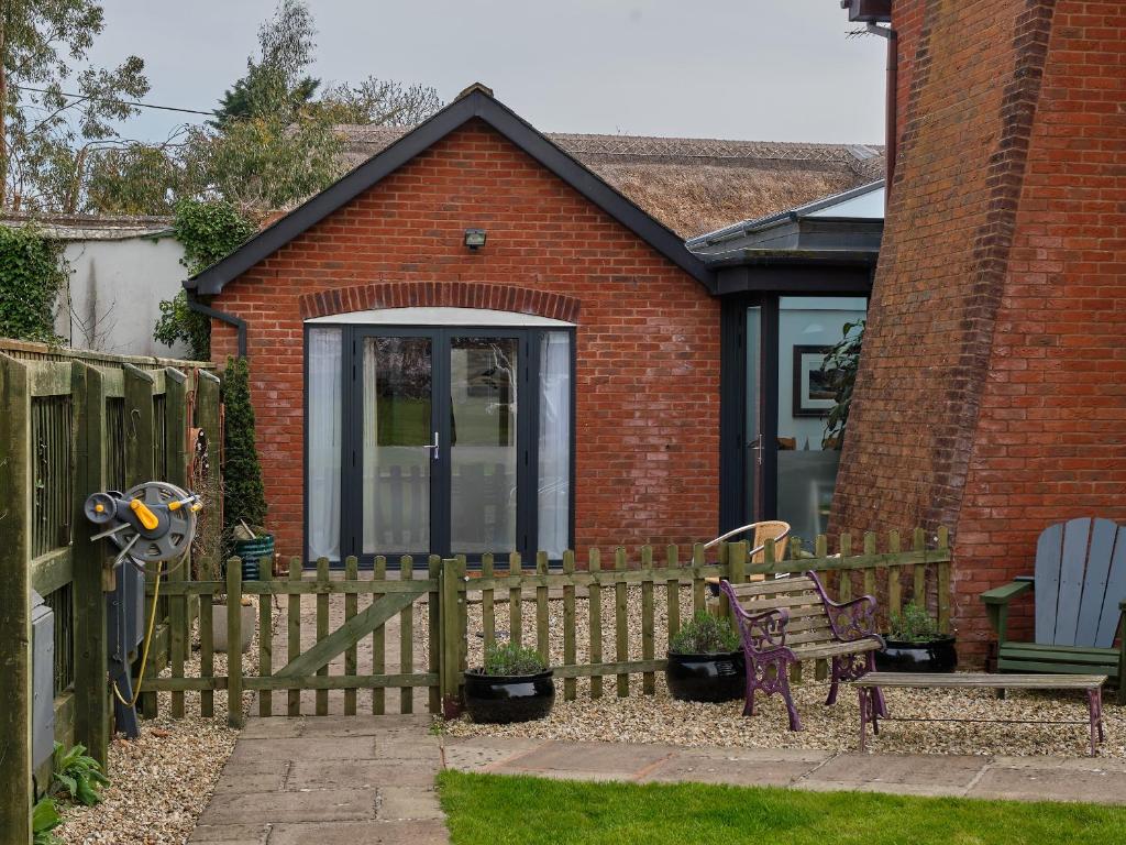 una recinzione di legno di fronte a una casa di Farriers Retreat a Budleigh Salterton