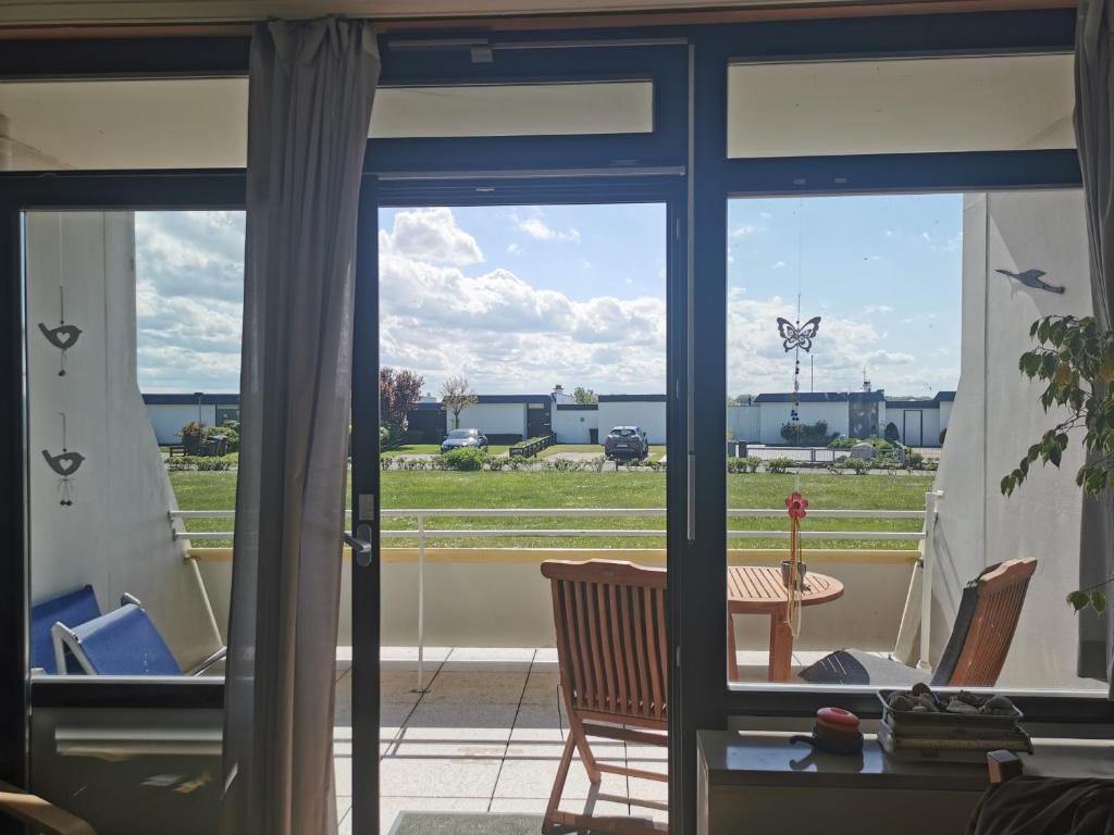 a room with a window with a view of a field at FeWo Westwind in Fehmarn