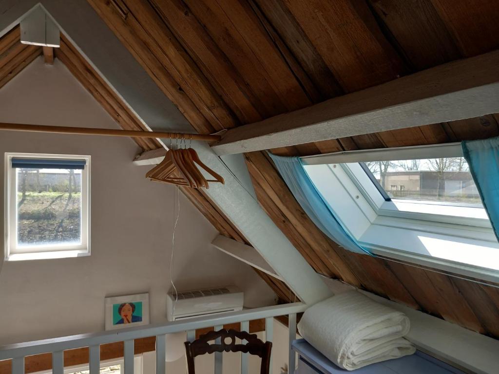 mały pokój z łóżkiem i oknem w obiekcie TIJ Tiny house aan het getijdewater in Zierikzee w mieście Zierikzee