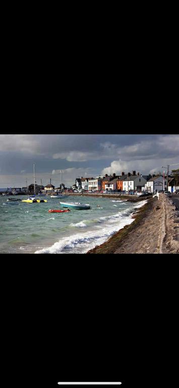 - une vue sur une plage avec des bateaux dans l'eau dans l'établissement The Captains Wheel, à Skerries