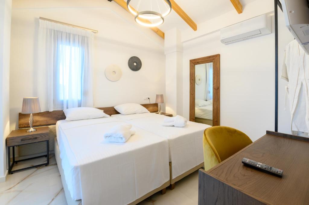 Кровать или кровати в номере Momento Luxury Apartments walking distance from the beach
