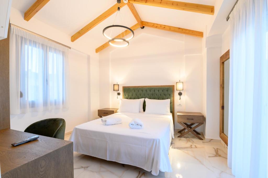 Кровать или кровати в номере Momento Luxury Apartments walking distance from the beach