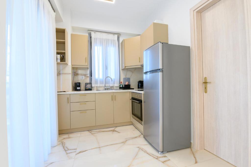 Кухня или мини-кухня в Momento Luxury Apartments walking distance from the beach
