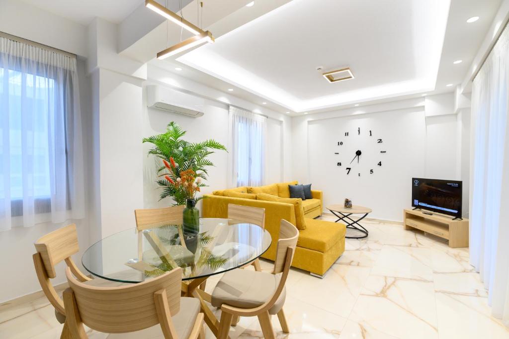 Телевизор и/или развлекательный центр в Momento Luxury Apartments walking distance from the beach