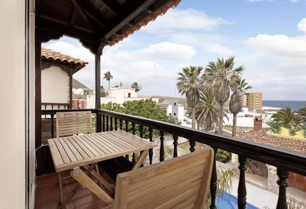 balcón con mesa y vistas al océano en Graciosa Sunset Apartment, en Los Silos