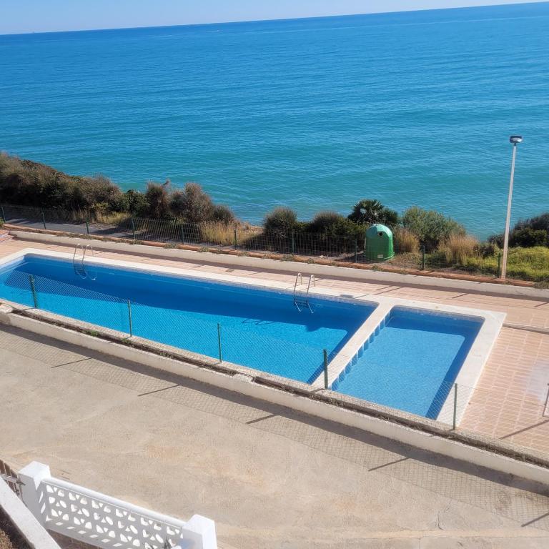 Bazén v ubytování Adosado frente al mar casa kiko nebo v jeho okolí