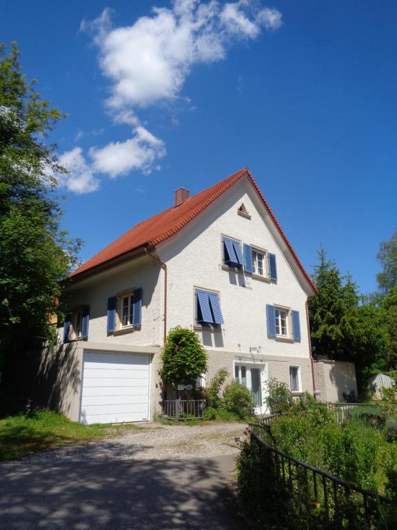 una gran casa blanca con garaje blanco en Ferienwohnung am Sonnenberg, en Busingen am Hochrhein