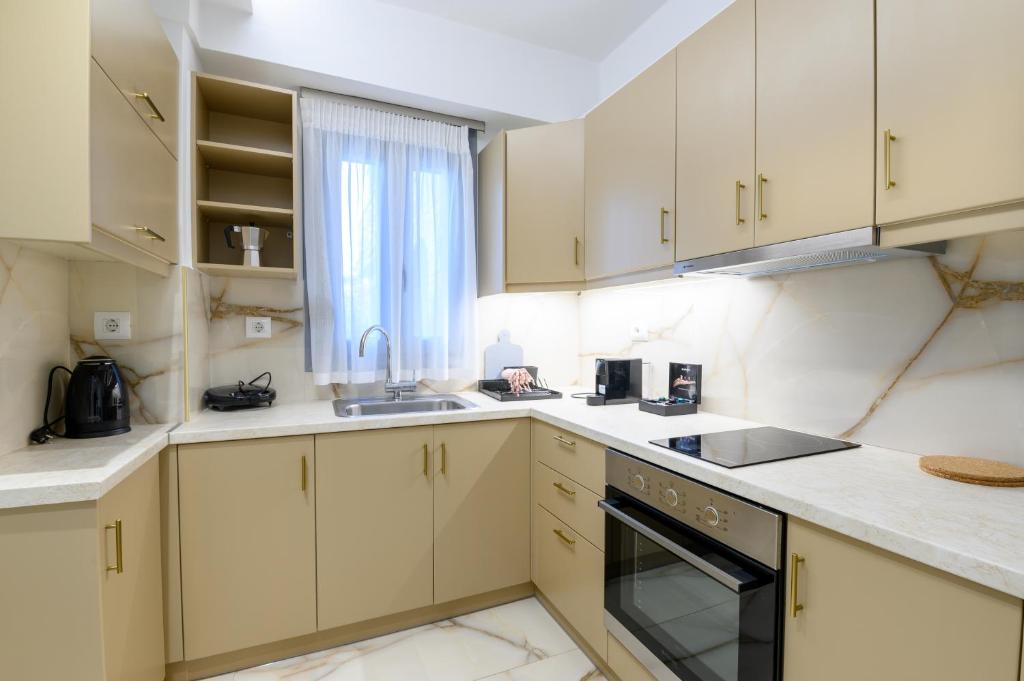 Кухня или мини-кухня в Momento Luxury Apartments walking distance from the beach
