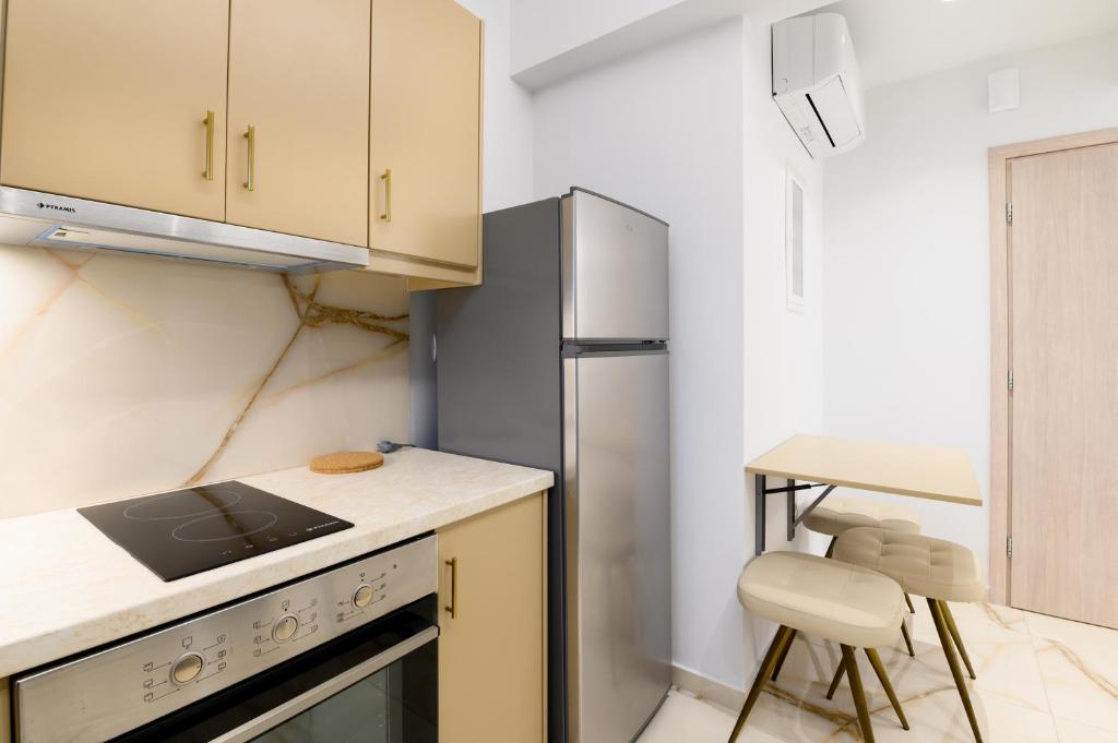Кухня или мини-кухня в Momento Luxury Apartments walking distance from the beach
