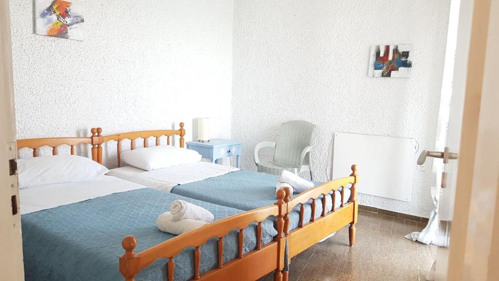 A bed or beds in a room at Seaview House