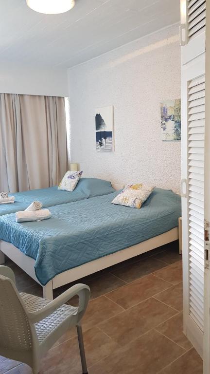A bed or beds in a room at Seaview House