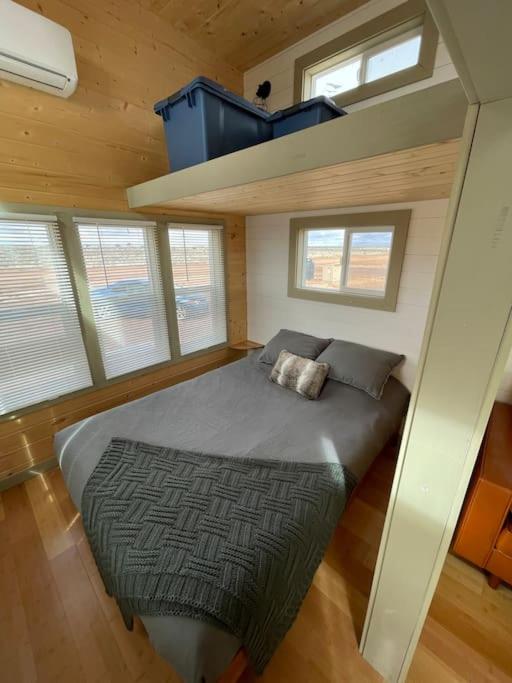 Postel nebo postele na pokoji v ubytování Grand Canyon Hideaway Tiny home