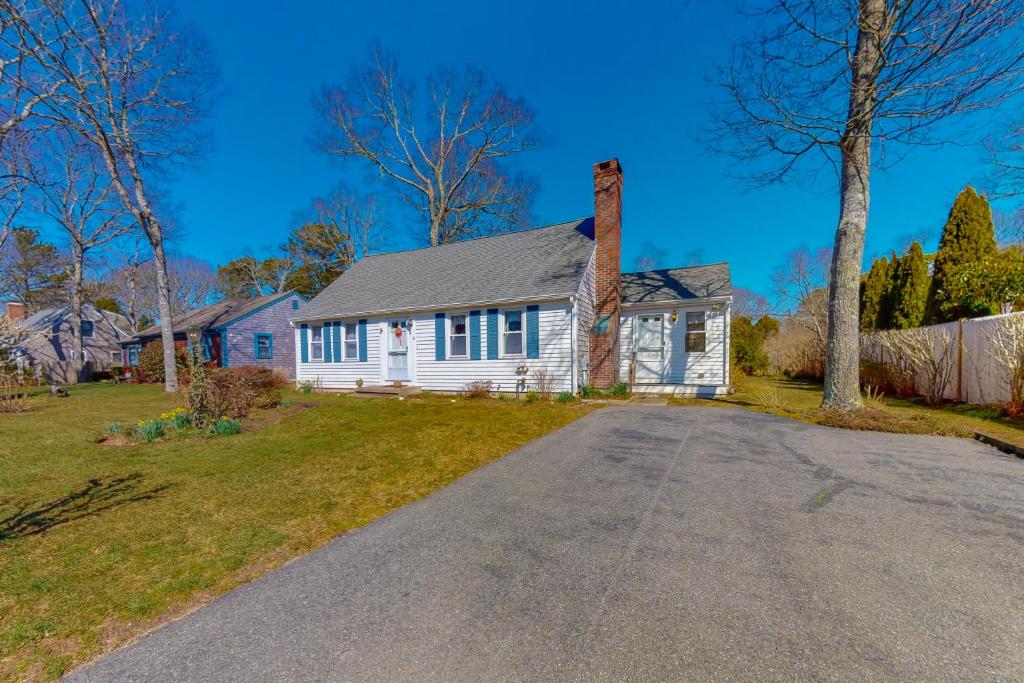South DennisにあるCape Estate 6の通りの煙突付白家