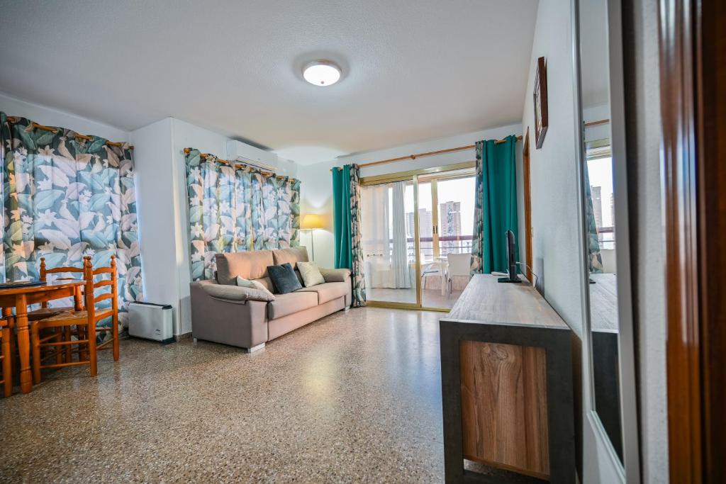 ベニドルムにあるOne bedroom Flat with shared pool in Acuarium IIのソファとテーブルのあるリビングルーム