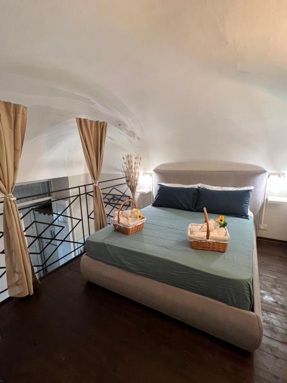 ein Schlafzimmer mit einem Bett mit zwei Körben drauf in der Unterkunft GDM central apartment Palermo in Palermo