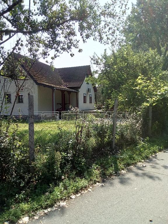 The building in which a vendégházakat is located