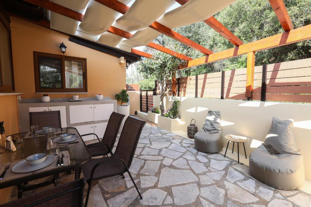 A seating area at ΒeΙΙa