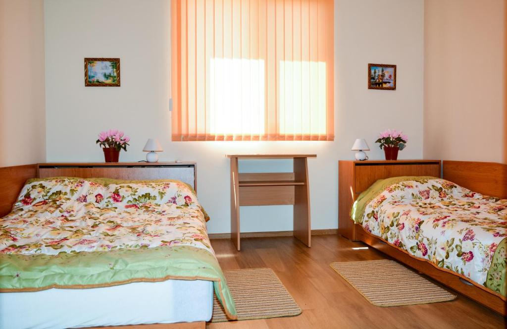 Un pat sau paturi într-o cameră la DDenko Apartment