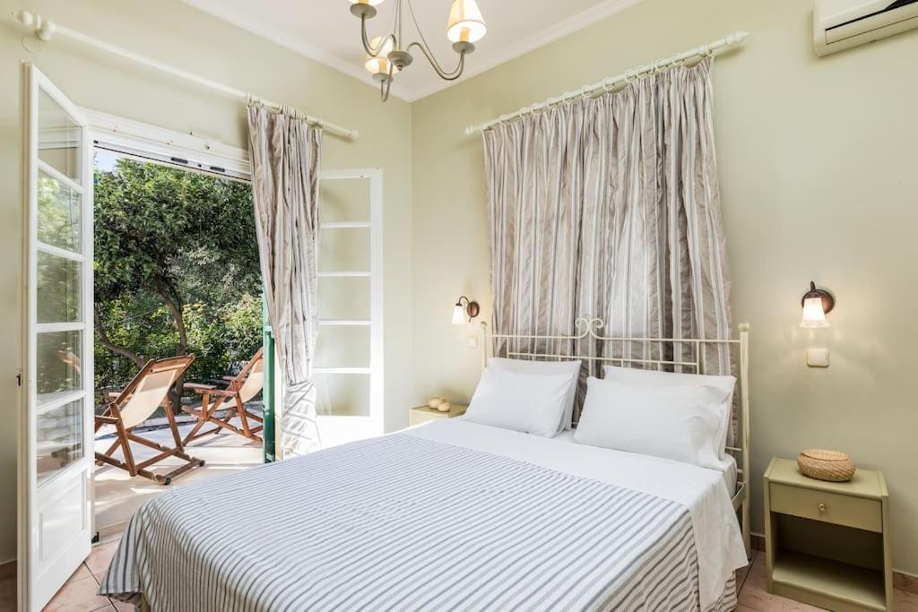 Postel nebo postele na pokoji v ubytování Villa Anthoussa 4beds Family Apartment