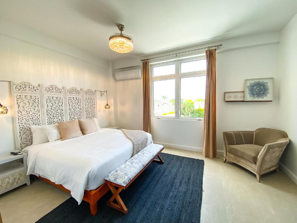 聖胡安的住宿－N1 Condos，卧室配有床、椅子和窗户。