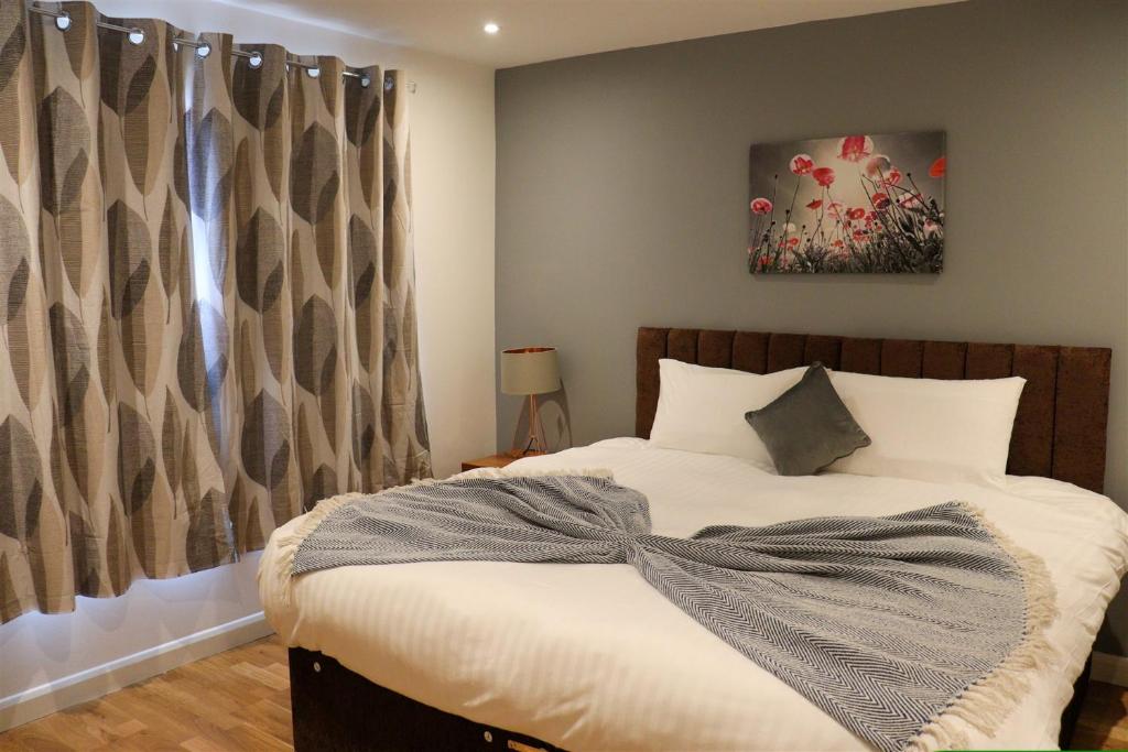um quarto com uma cama com um laço em Hardwick House em Banbury