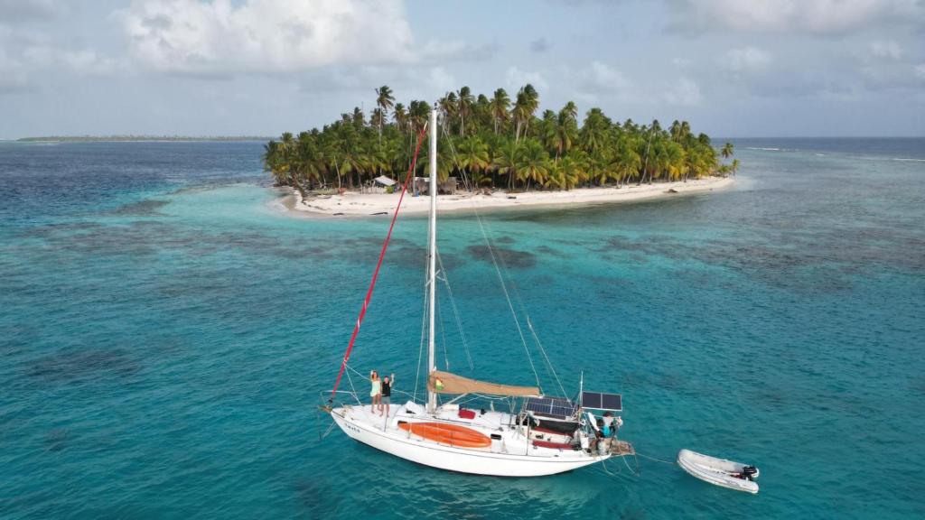 ein Boot im Wasser mit einer Insel im Hintergrund in der Unterkunft San Blas Sailing Experience With Us! in El Porvenir