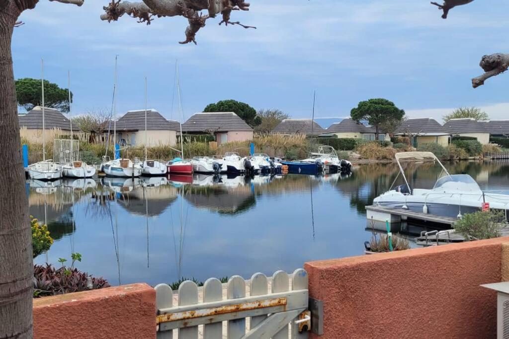 une vue d'une marina avec des bateaux dans l'eau dans l'établissement Charmante Maison de pêcheur, au Barcarès