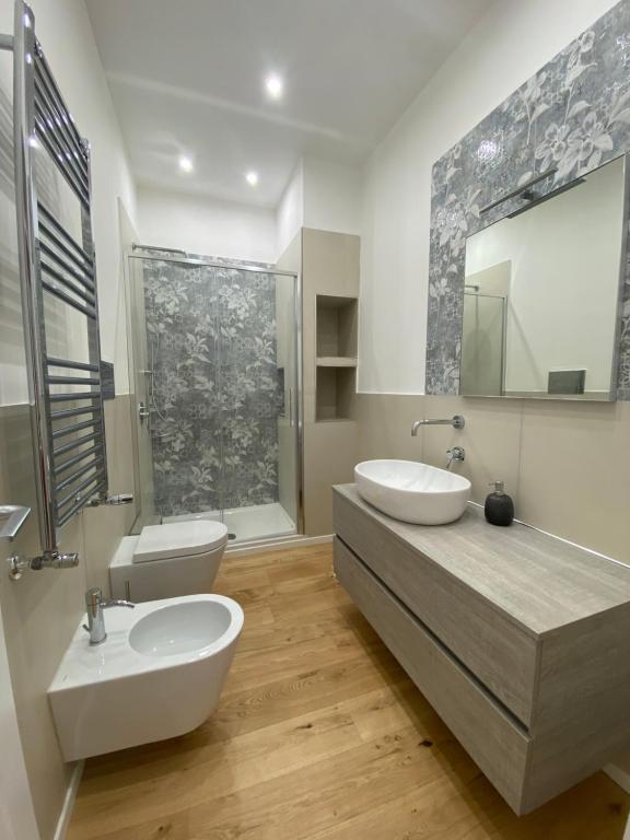 巴勒摩的住宿－La Piccola Formica Home，一间带两个盥洗盆和大镜子的浴室