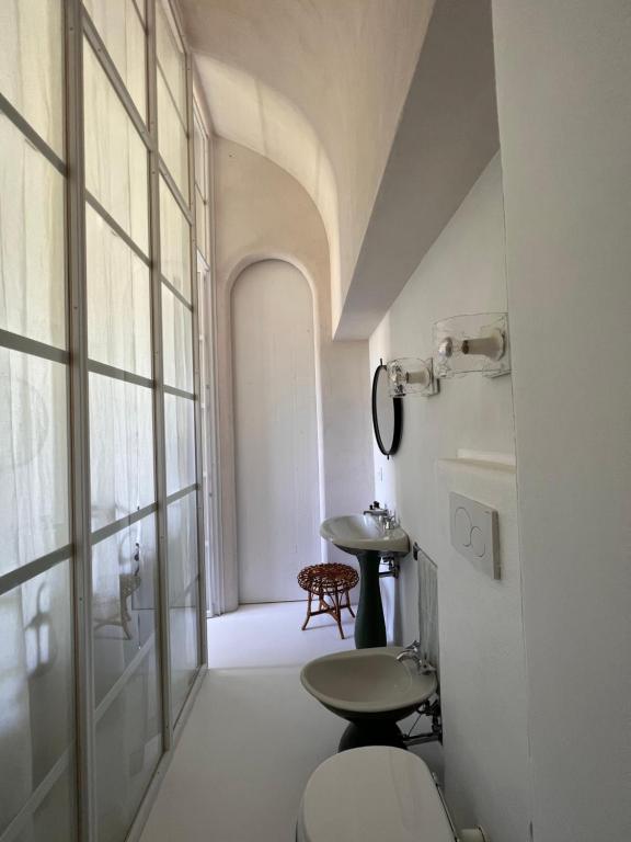 baño con aseo y ventana en Capri Suite Marina Grande, en Capri