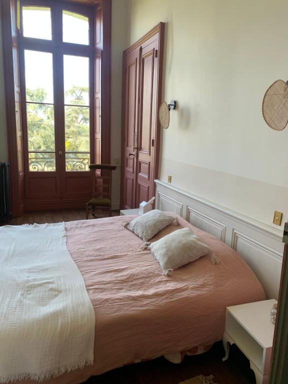Säng eller sängar i ett rum på Suite privée rose au Château de la Franceule
